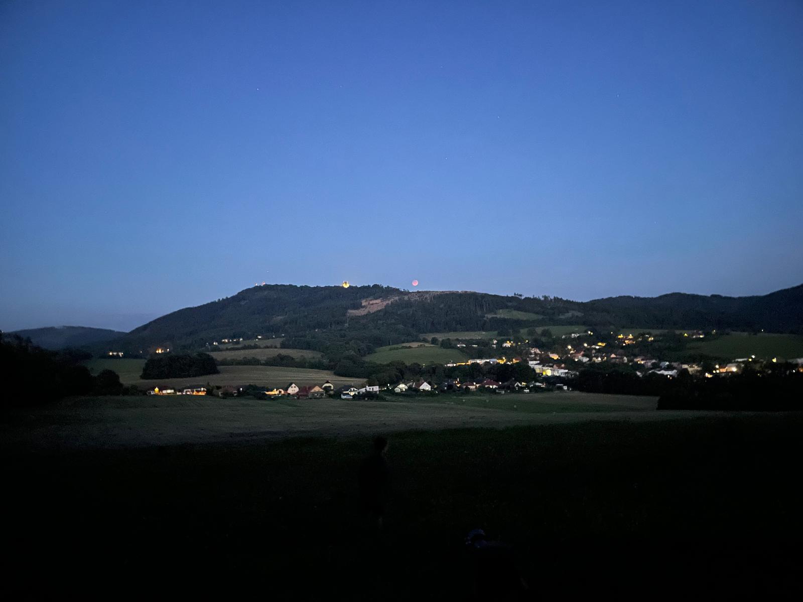 Měsíc se objevil nad Hostýnem
